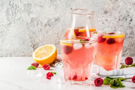 悬钩子莫吉托或柠檬汽水照片