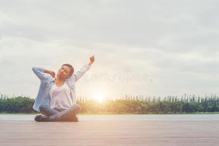 年幼的美丽的低到臀部的女人一次向湖假日令人轻松的英语字母表的第5个字母