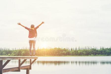 幸福的低到臀部的女人享有空闲时间在指已提到的人码头湖,令人轻松的英语字母表的第5个字母