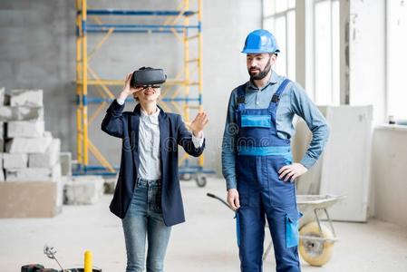 女人顾客使人疲乏的VirtualReality虚拟现实眼镜在指已提到的人建筑物地点