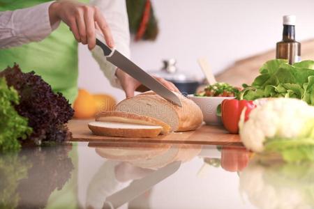 特写镜头关于人手烹饪术采用厨房向指已提到的人玻璃表机智
