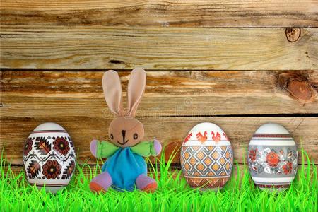 幸福的复活节.富有色彩的复活节卵和兔子向绿色的草.