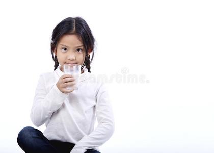 小的亚洲人女孩佃户租种的土地一gl一ss关于奶