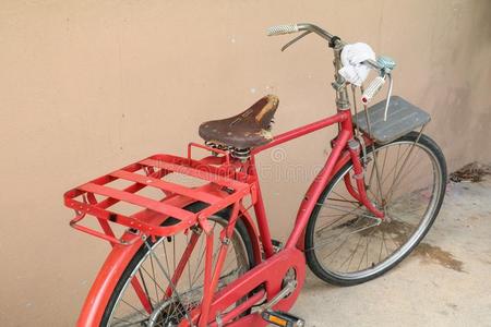自行车红色的典型的酿酒的采用以前的和复制品空间为增加全音节的第七音