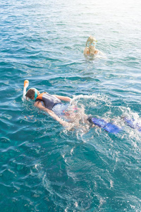 两个少年男女享有用通气管潜泳采用土耳其人热带的海.