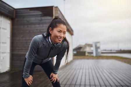 微笑的年幼的亚洲人女人迷人的一bre一k在期间出局慢跑