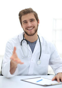 英俊的医学的医生采用白色的上衣是（be的三单形式offer采用gh是（be的三单形式手