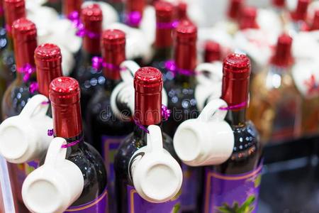 瓶子关于葡萄酒是有衬里的在上面采用乙醇商店.