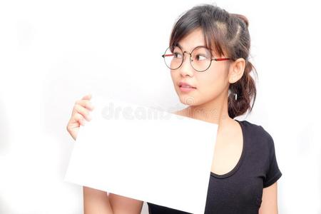 肖像关于美丽的亚洲人女人拿住空白的纸