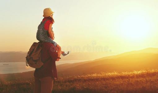 家庭旅行和旅游父亲和女儿向顶关于莫塔