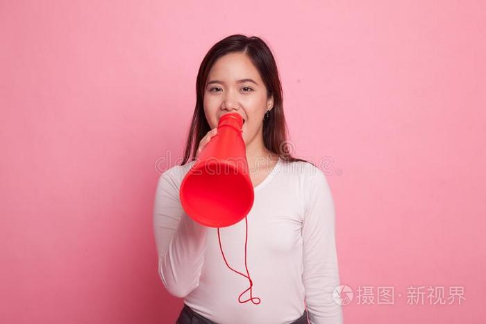 美丽的年幼的亚洲人女人宣布参加竞选和扩音器.