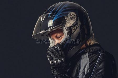 女性的采用摩托车安全戏装和黑的头盔.