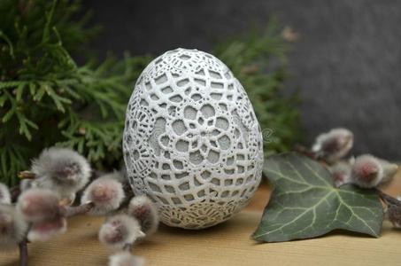 复活节装饰卵苔藓葇荑花