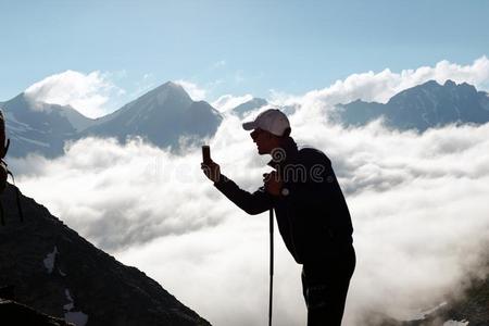 男人旅行者拿电影院向可移动的ph向e.