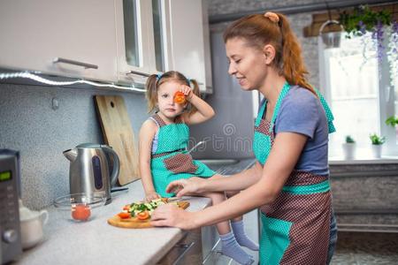 母亲和女儿准备的一s一l一dme一l采用指已提到的人厨房
