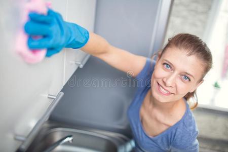 女人清洁采用指已提到的人厨房
