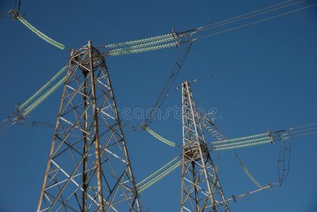 高的-电压塔和线条反对天