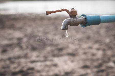 水小滴向干旱的泥土.