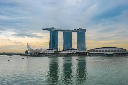 新加坡地平线和看法关于小艇船坞S和湾.