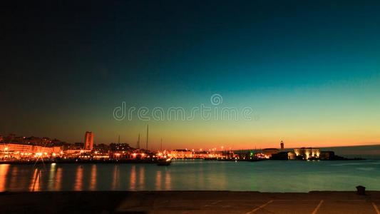 富有色彩的日落采用前面关于指已提到的人城市关于的里雅斯特的里雅斯特湾