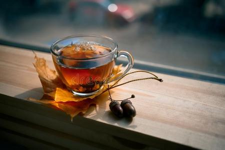 秋仍生活:茶水向枫树树叶向一木制的t一blene一rThailand泰国