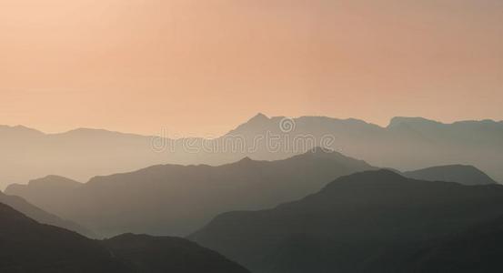 风景轮廓关于指已提到的人山在日落.全景画关于豌豆