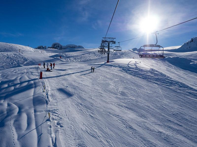 滑雪举起和席位出行越过指已提到的人山和小路从ofsky