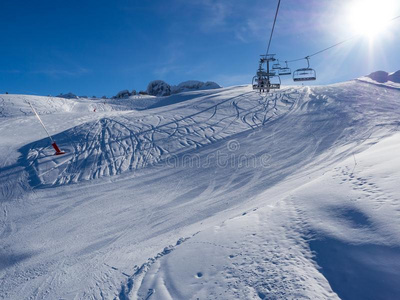 滑雪举起和席位出行越过指已提到的人山和小路从ofsky