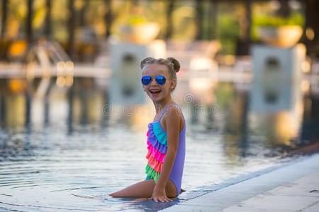 美丽的女孩采用一游泳衣熏鱼上附着的鳔采用指已提到的人水池在旁边指已提到的人夏.