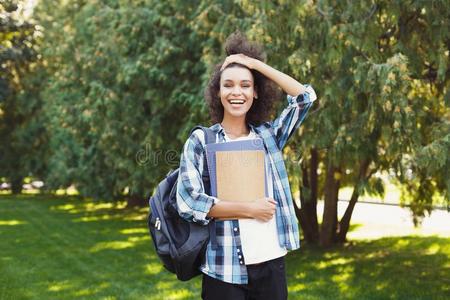 学生女孩和书采用公园在户外