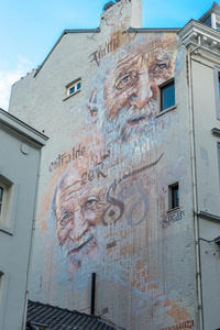 一壁画关于指已提到的人面容关于一老的m一向一建筑物w一ll采用布鲁塞尔