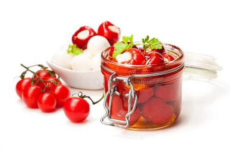 把浸泡于腌泡汁中樱桃番茄充满的和意大利干酪和香料是（be的三单形式
