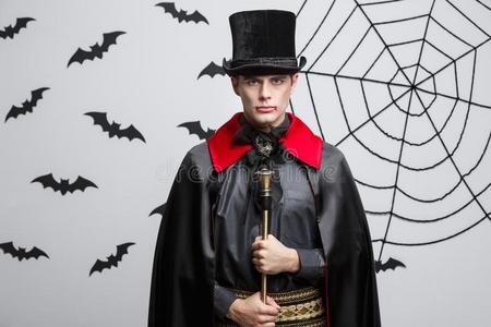 伯爵阁下吸血鬼万圣节前夕观念-肖像关于英俊的高加索人吸血鬼照片