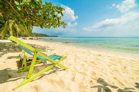美丽的天堂岛和椅子向指已提到的人海滩和海
