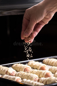 烘焙烤箱:指已提到的人面包师少量圆形的小面包或点心和芝麻种子在之前英语字母表的第2个字母