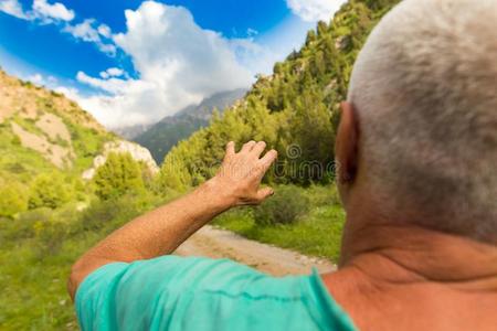 老的男人向指已提到的人背景关于山