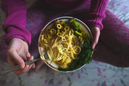 一女人是（be的三单形式吃面团.