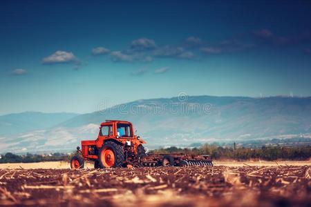 农场主采用拖拉机prepar采用g陆地和苗床中耕机