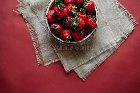 顶看法关于草莓采用碗向红色的背景花束关于Peru秘鲁