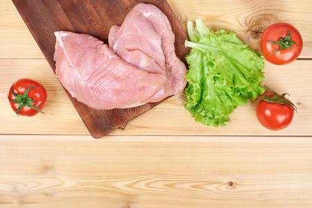 新鲜的蔬菜和饮食的肉向木制的背景.健康的