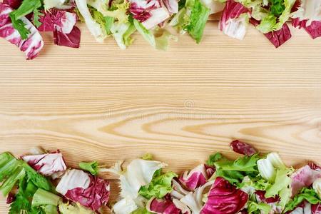 框架关于新鲜的绿色的沙拉向木制的背景.健康的自然的