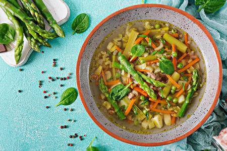 汤和牛肉,芦笋,绿色的豌豆,胡萝卜和芹菜