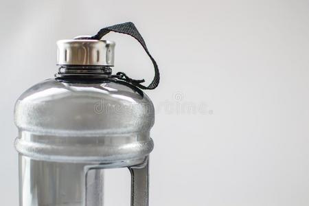 灰色的塑料制品瓶子为有关运动的和旅行的