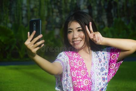 年幼的幸福的和美丽的亚洲人中国人女人迷人的自拍照照片