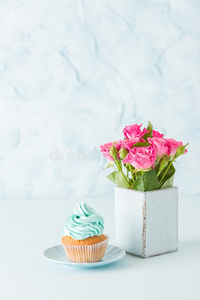 蓝色彩色粉笔垂直的横幅和纸杯蛋糕和蓝色装饰一