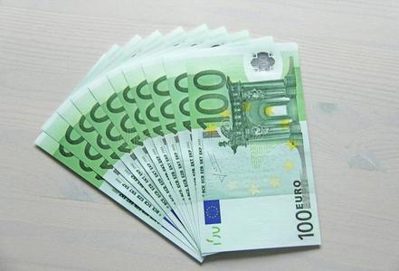 纸钞票欧元,100欧元.一捆关于纸英语字母表的第2个字母照片