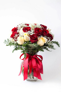 优美的花束关于红色的,白色的玫瑰,装饰和羊齿植物树叶,