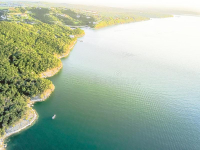 空气的树和悬崖岩石墙结晶水在湖特拉维斯,一