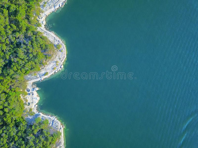 空气的树和悬崖岩石墙结晶水在湖特拉维斯,一
