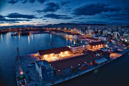 空气的看法关于海港和城市=Salonika在夜,希腊.